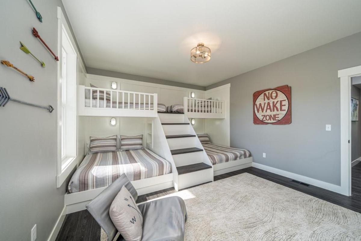 Popular attractions Area Nearby Property